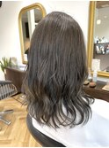 アッシュグレージュ×ミディアムロング
