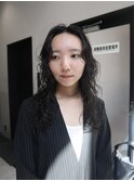 動きが出るロングパーマ