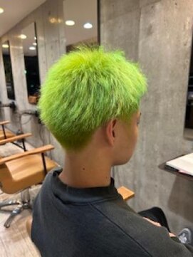 個性的ライムグリーンカラーハイトーン×アップバングショート