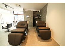 nicon 京都/四条大宮/髪質改善/ヘッドスパの雰囲気（シャンプー台はフルフラットで首、腰が楽で長時間のスパも♪）