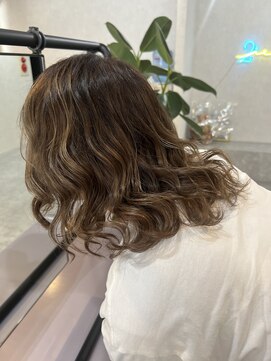 ニィ(2iee.) シャドウルーツカラー