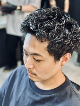 フランクスバーバー アンド ビアークラブ(FRANK'S BARBER and BEER CLUB) 外人風ソフトツイストピンパーマアップバングスパイキーショート