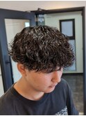 波巻きスパイラルパーマラウンドマッシュ刈り上げメンズ