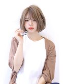 ベージュが可愛いミニボブ