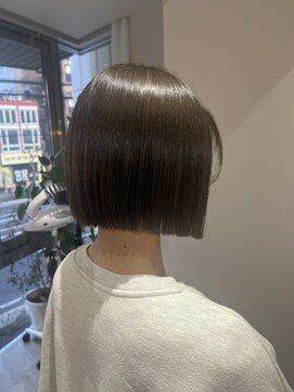 パラゴ(PARAGO.) オリーブベージュ×切りっぱなしボブ