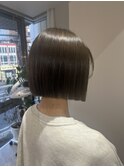オリーブベージュ×切りっぱなしボブ