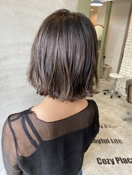 キキ(kiki) 外ハネ×グレージュ