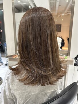 ヨロ 小岩(YOLO) レイヤーカットハイライトショートヘアイルミナカラーオージュア