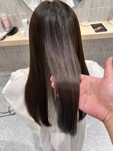 くせ毛に悩むあなたへ！髪のうねりと広がりを解消する特別なケア！