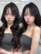 白とシルバーを基調とした洗練空間で、特別なサロン体験を