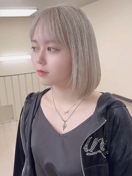 透明感のあるホワイトブロンドカラー