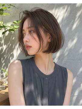 バグズ(Baguz) 大人小顔くびれ前下がり丸みショートボブレイヤー