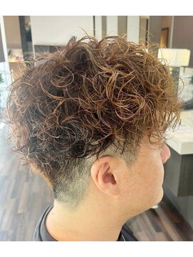 エノモト(ENOMOTO) メンズツーブロスパイラルパーマ爽やか刈り上げ透明感ベージュ