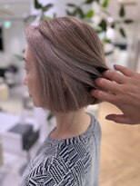 ステア ケース(stair case)&nbsp;白髪を活かしてフェイスフレーミング　ピンクプラチナベージュ