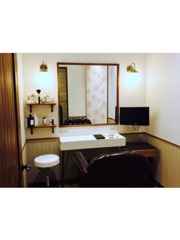 落ち着きのあるプライベート空間での施術、どうぞ安心して髪をおまかせくださいませ。