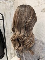 プラスシー(+C)&nbsp;繊細ハイライトで白髪をぼかす地毛にハイライト/福岡ハイライト