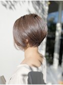 明るいグレーカラー×前下がりショート