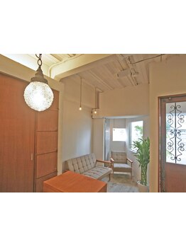 ハーブティーを飲みながら、ハーブカラーを楽しめるオーガニックサロン★隠れ家空間が大人女性に人気♪