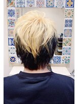 ランプヘアー(LAMP HAIR) カラーレイヤーブリーチ金髪+黒髪 個性的無造作ヘア 後ろ