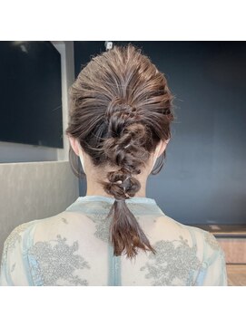 アンガーデン(Une GARDEN) お呼ばれねじりアレンジ /ヘアセット/お呼ばれ/前髪カット/韓国