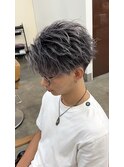 ホワイトシルバーアッシュバレイヤージュサーフフェザーショート