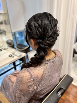 アピッシュ ギンザ(apish ginza) 大人可愛いサイド編みおろしヘアアレンジ