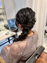 アピッシュ ギンザ(apish ginza) 大人可愛いサイド編みおろしヘアアレンジ