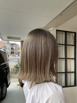 キクロス(kicros) 切りっぱなしボブ×グレージュ