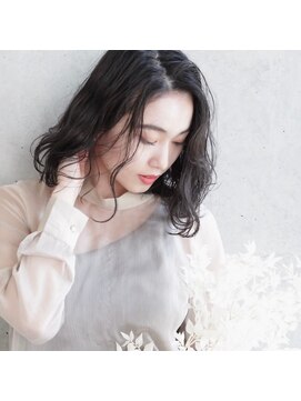 アニータバイガネイシャ(Aujua anita by ganesha) 抜け感艶髪外ハネスタイル