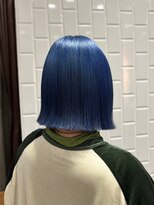 モザミ(MOZAMI)&nbsp;色落ちまで綺麗に楽しむブルーの切りっぱなしボブスタイル