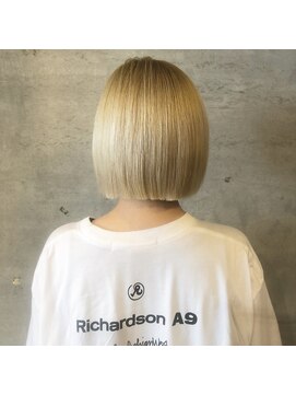 アティック ヘアーデザインアンドリラクゼーション(attic hair design&relaxation) ホワイトベージュ