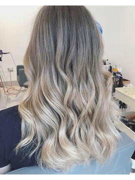 ラフィスヘアー プアナ 小田原店(La fith hair puana) ホワイトバレイヤージュ☆