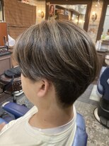 ルピナス 中田(Lupinus)&nbsp;ベージュメッシュ刈り上げセンターパートスタイル