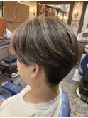 ベージュメッシュ刈り上げセンターパートスタイル