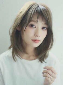 エミュ 表参道 青山(emu) 小顔ミルクティーベージュくびれミディアムレイヤー表参道