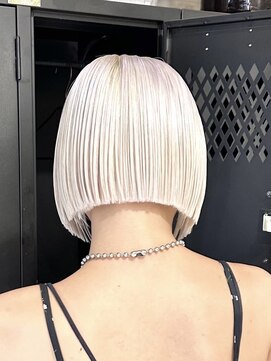 ホワイトカラーホワイトヘアホワイトブリーチトリプルカラーボブ