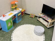 Q:お子様同伴は可能ですか？？キッズルームありますか？？#髪質改善#縮毛矯正#ハイライト#白髪ぼかし