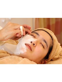 レディースシェービングで細かいうぶ毛や古い角質を除去し、お化粧ノリ、お肌のトーンもＵＰ◎