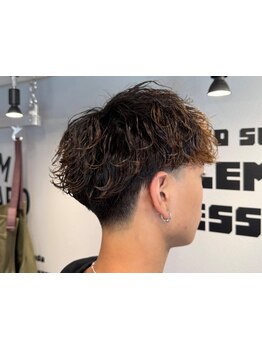 骨格や髪質に合わせた施術で、ONもOFFもキマるスタイルに！再現性が高く、自宅でのセットも楽になる。