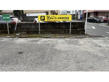 ビヨウシツ チャーリーの雰囲気（店舗横に２台プラスこの左奥にも1台駐車可能です（案内看板有））