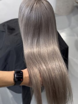 ボルド(Bordo) 透明感ホワイトシルバー×艶感レイヤーカット