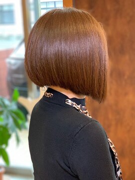 アークスヘアー オレンジべージュ大人クール艶感カラー×前下がりストレートボブ