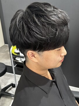 ヒュイル バイ ニアウ(Hwyl by Niau) メンズマッシュパーマニュアンスパーマスパイラルパーマ刈り上げ