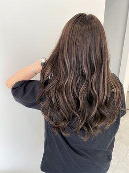 ロッカ(ROCCA)の写真/ハイライトで立体感×ツヤ表現で新しい自分へ＊細かいハイライトで気になる白髪も目立ちにくくオシャレに♪