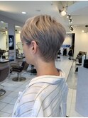 シルバーカラーが映えるピクシーカット