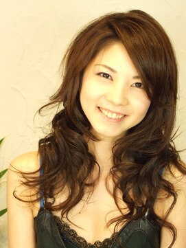 ネーブル(NAVEL) ふんわり柔らかカールロングで女性らしさアップ★