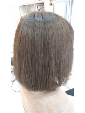 フェイバリット ビューティ ヨシミ(Favorite Beauty YOSHIMI) カーキアッシュのボブヘア