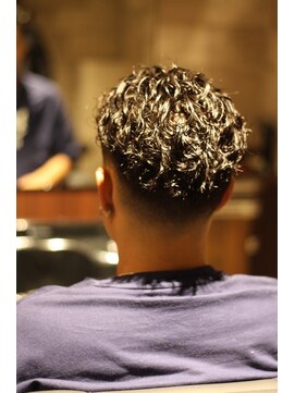 キングスマン トーキョー 国分寺(KINGSMAN TOKYO) アップバング/ツーブロック/スキンフェード[国分寺駅]