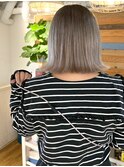 外ハネミディアムボブ切りっぱなしシルバーアッシュブロンド