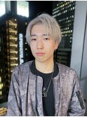 センターパート×シルバーカラー